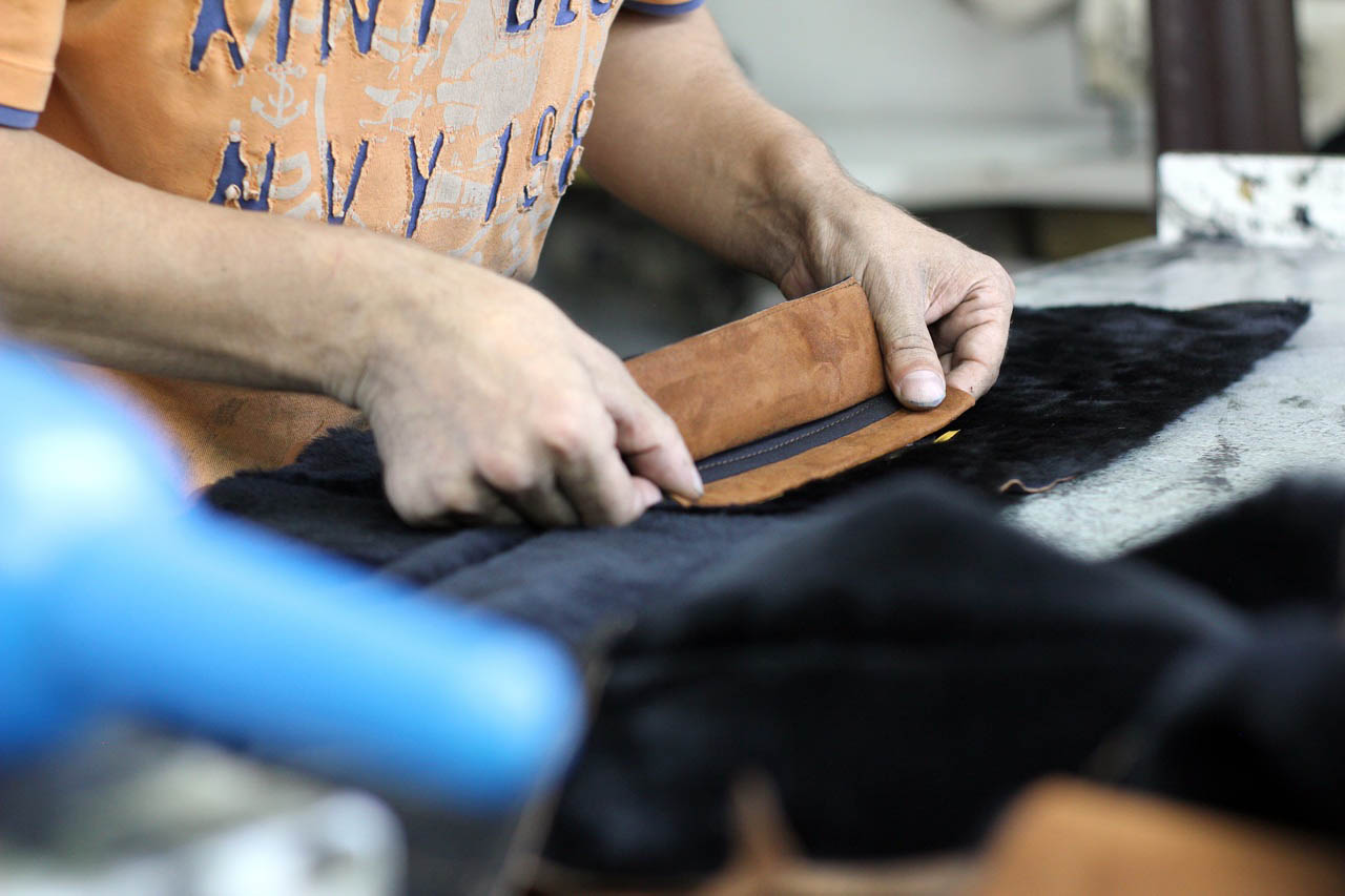 hand-working-table-leather-old-workshop-730143-pxhere.com